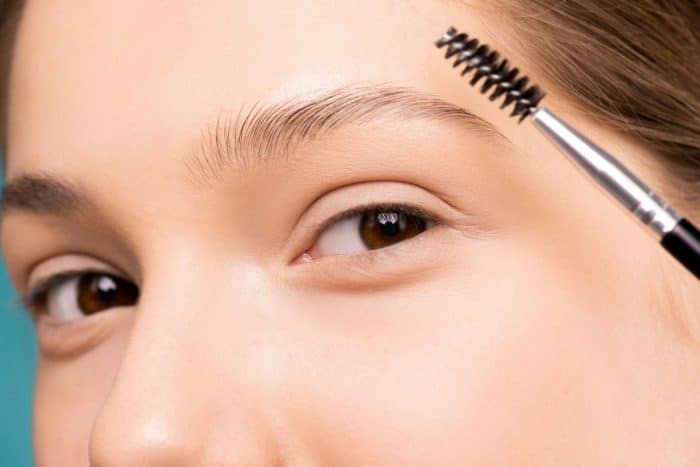 Les secrets pour accélérer la repousse des sourcils et retrouver une belle ligne